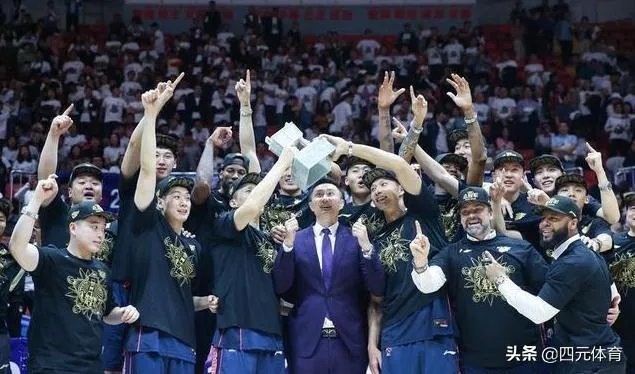 广东男篮随队记者关辛，晒出了球队在圣诞之夜的晚餐，杜锋看着录像喝鸭汤，你怎么看？