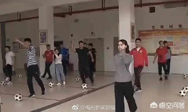 网曝梅州推出足球舞教学视频,舞跳了三分钟足球却一动没动,引起网友怒喷,你怎么看?