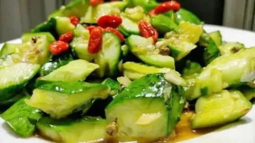 多家餐馆卖“拍黄瓜”被罚5千？监管部门：他们没证！是否存在选择性执法？