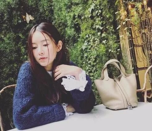 陈赫晒张子萱照片是怎么回事？