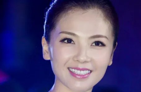 刘涛车晓罕见同框，同穿裸色礼裙，为何被网友吐槽一个像村姑一个像贵妇？