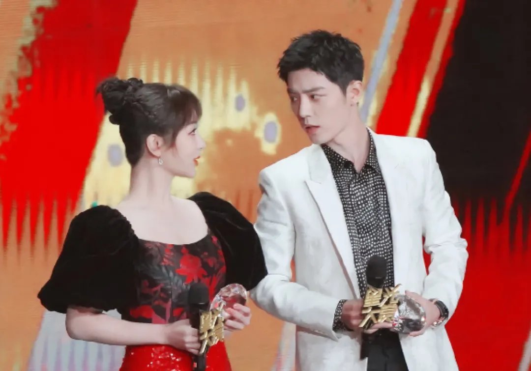 肖战跨年合照，保持微笑时还惦记着杨紫，你被肖战的暖心动作感动了吗？