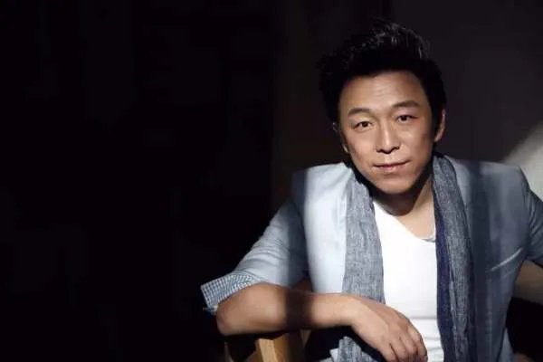 长相极为普通的黄渤，凭什么能在娱乐圈大红大紫?