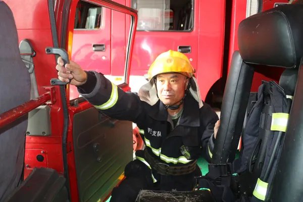 消防员救下跳楼男之后被暴打，救人也有错？