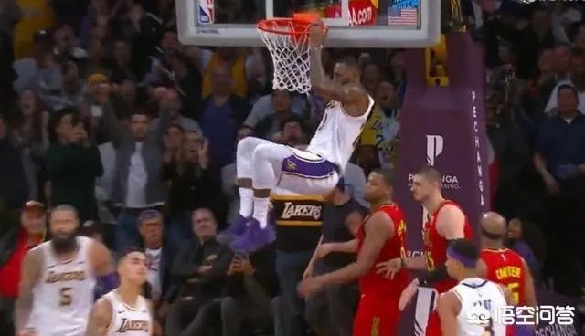 湖人胜老鹰，詹姆斯扣篮绝杀后身体挂在篮筐上长达5秒，为什么没被吹技术犯规？