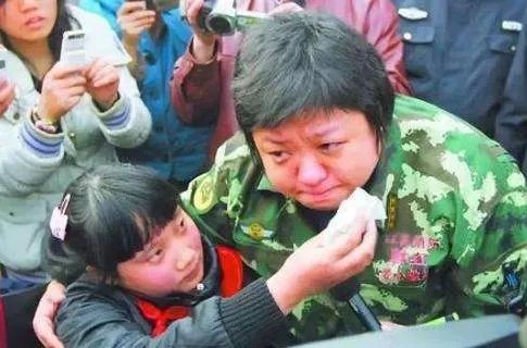 韩红一生为慈善事业,几乎要破产,居然还有人要黑她,你怎么看?