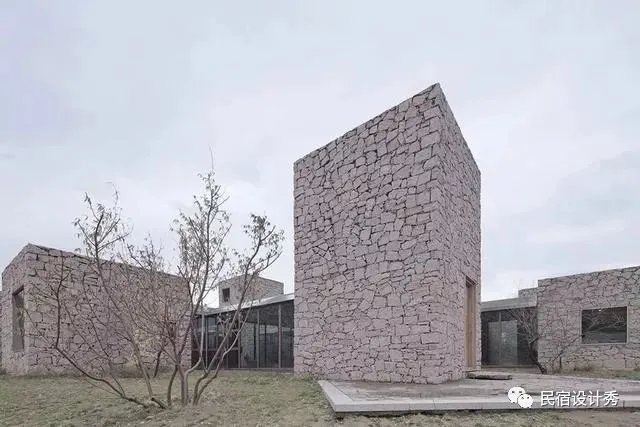 方整简洁，质感粗粝的土红色“盒子”