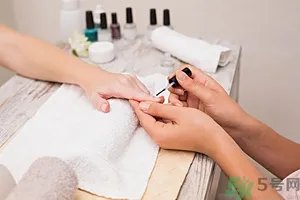 指甲油可剥的好还是不可剥的好？可剥指甲油和普通指甲油的区别