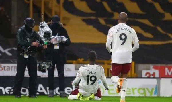 九人踢比赛的南安普顿惨败曼联，被罚下了哪两名队员？