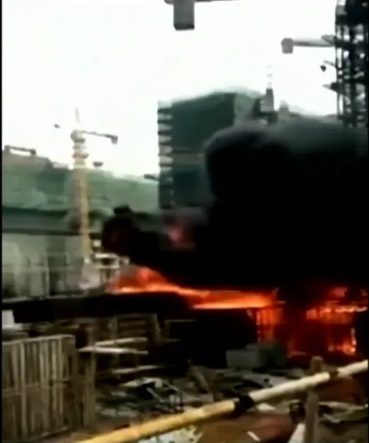 大火围困的塔吊司机居然还在发朋友圈吗？