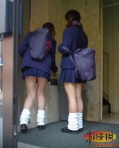 日本妹子校服实拍 清纯又邪恶的少女身体