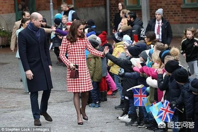 凯特金色战袍是致敬戴妃的