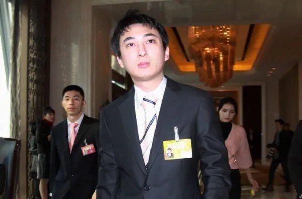 王思聪30岁生日轰趴将至，王思聪除了有钱，还有别的吗？