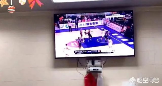 广东男篮随队记者关辛，晒出了球队在圣诞之夜的晚餐，杜锋看着录像喝鸭汤，你怎么看？