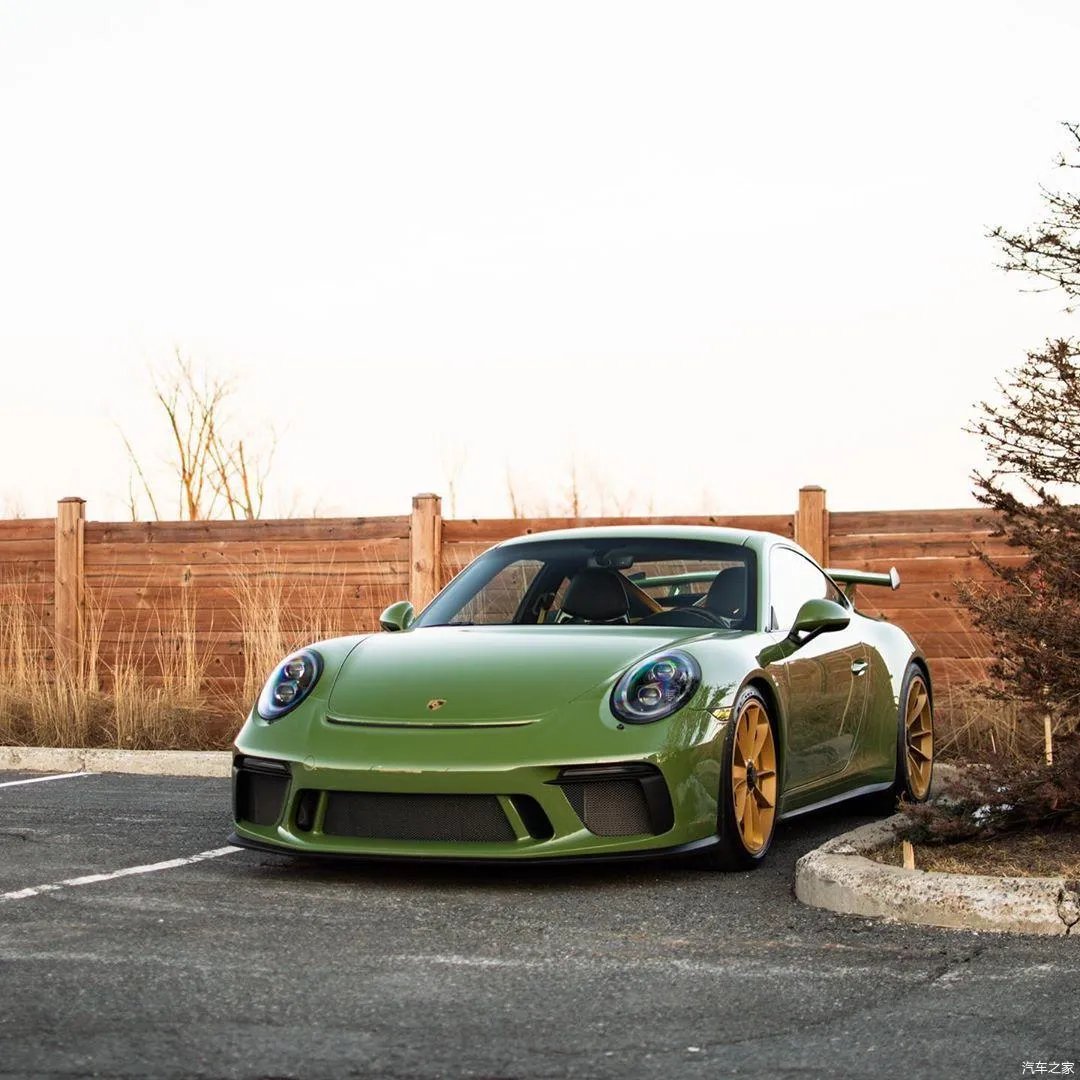 搭配金色轮毂的“Sao绿色”保时捷911 GT3