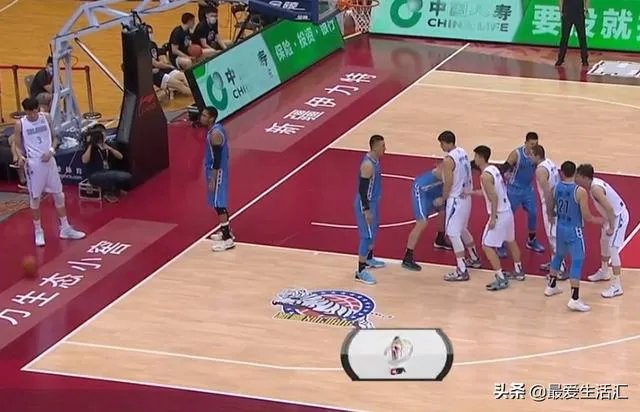 首钢和新疆队比赛中，得分状态最好的林书豪在末节坐冷板凳，这是怎么回事？