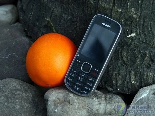 汽车碾压也不怕 三防手机诺基亚3720c评测
