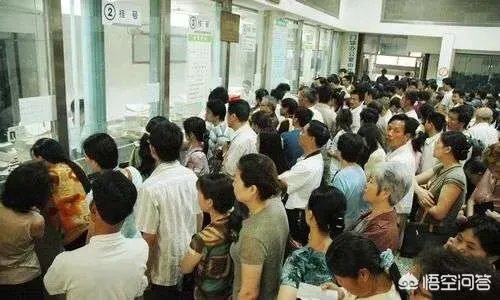 山东滨州一病人突然去世，家属聚在医院门口哭诉：为什么拖着不检查。你咋看？