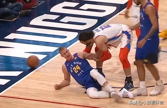 亚当斯主动放弃进攻保护对手,为何赵睿眼中只有篮筐却不顾从明晨摔倒外地?