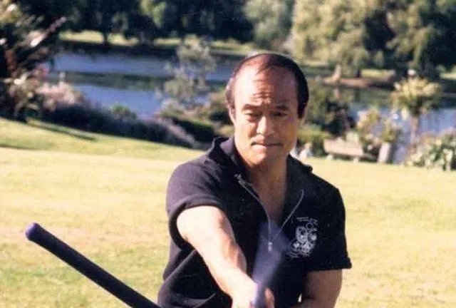 李小龙去世后,为他扶灵的6个外国人是什么来头?