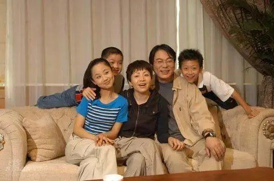 孟晚舟脚镣未除，姚安娜扎丸子头吃火锅，同爹不同命，你觉得呢？