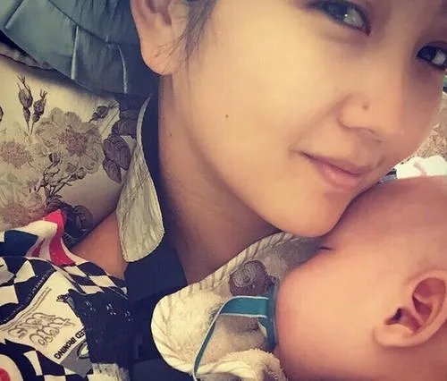 何洁晒儿子萌照：是不是亲生 羡慕七宝吃不胖体质