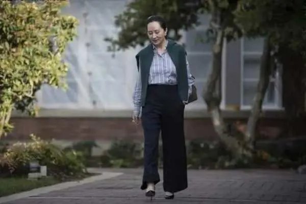 孟晚舟把电子脚镣带成了时尚单品，你觉得她的心理素质有多强大？