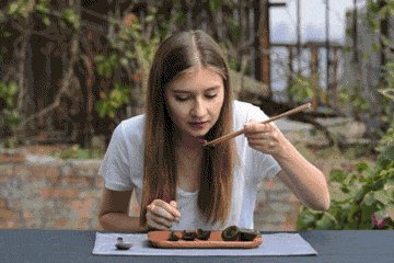 纪录片《舌尖上的中国》和《流行世界的美食》比较有哪些异同？