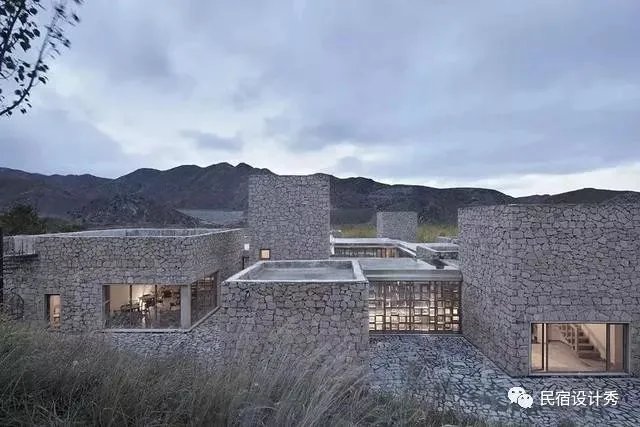 方整简洁，质感粗粝的土红色“盒子”