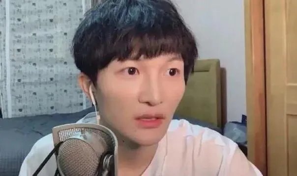 周深在卡布时期唱的《光》就已经具有很高技巧性了，这样的音域是天生的吗？