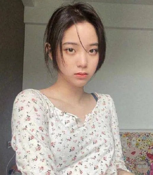 欧阳娜娜跨界艺术展现场美照时尚感足，她为什么这么会拍照？