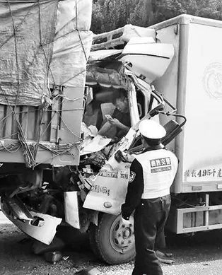 云南“淡定哥”追尾被卡驾驶室玩着手机等救援是怎么回事？