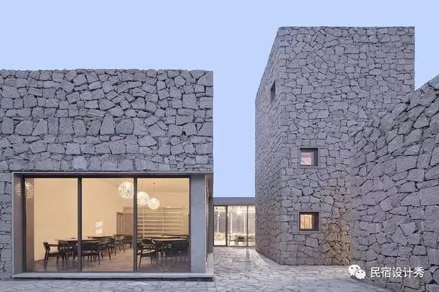 方整简洁，质感粗粝的土红色“盒子”