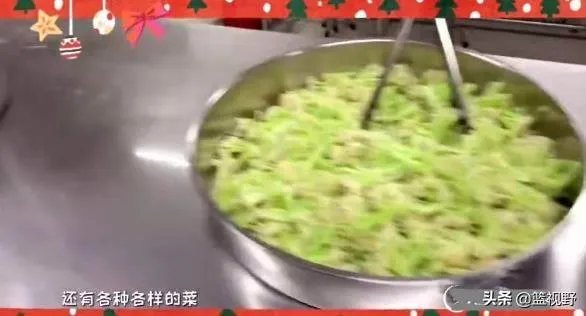 广东男篮随队记者关辛，晒出了球队在圣诞之夜的晚餐，杜锋看着录像喝鸭汤，你怎么看？