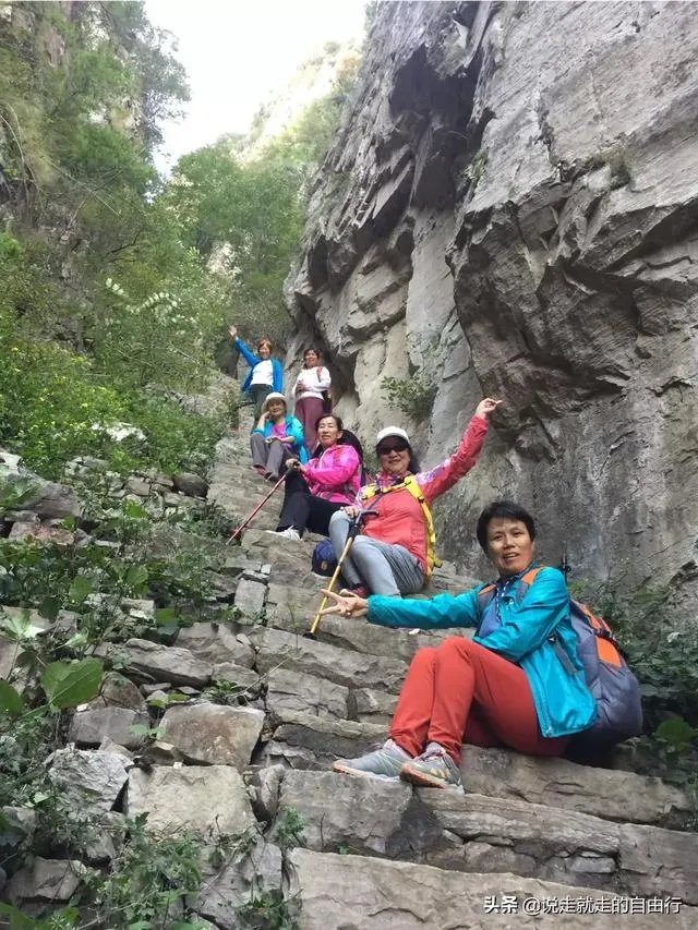 驴友拿出她的吃的跟我们分享