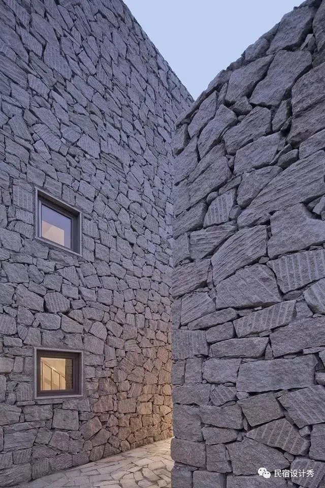 方整简洁，质感粗粝的土红色“盒子”