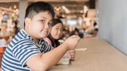 小孩吐奶的原因是什么