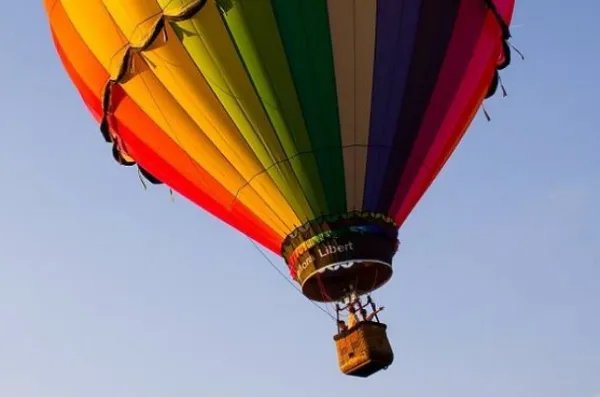 云南腾冲热气球故障致工作人员坠亡，这个责任该谁承担？