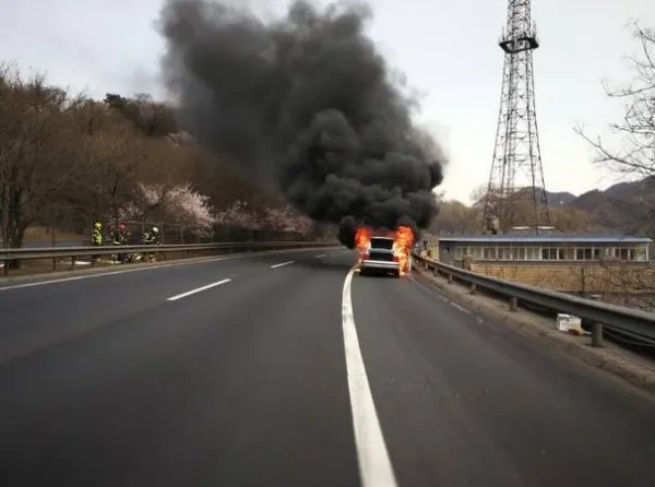 帕萨特行驶中自燃怎么回事？