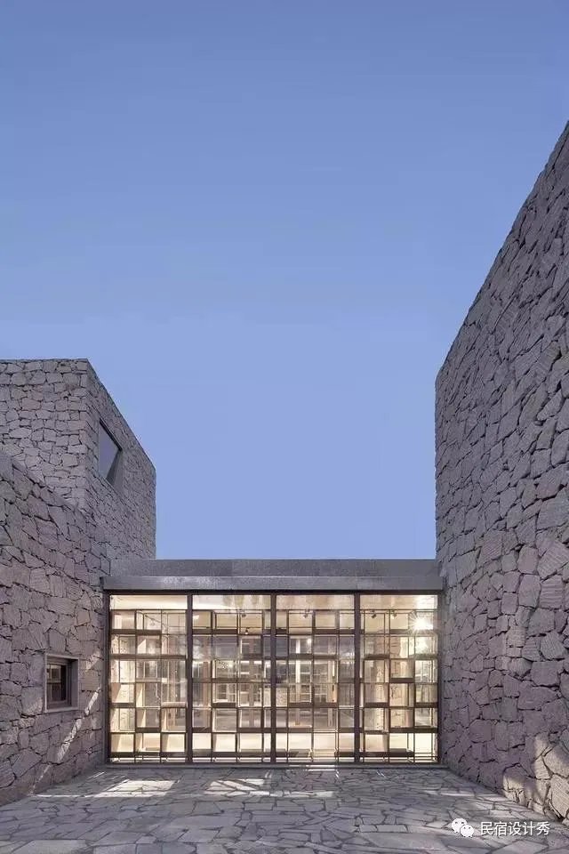 方整简洁，质感粗粝的土红色“盒子”