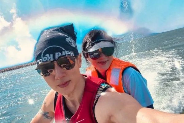 吴尊晒晒伤后的照片，这是在秀肌肉吗？