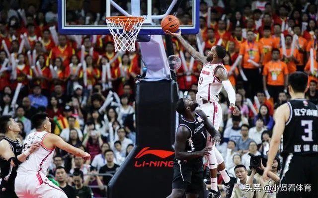 亚当斯主动放弃进攻保护对手，为何赵睿眼中只有篮筐却不顾从明晨摔倒外地？