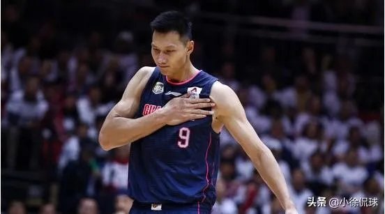 广东男篮随队记者关辛，晒出了球队在圣诞之夜的晚餐，杜锋看着录像喝鸭汤，你怎么看？