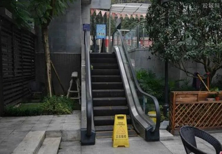 重庆现“最迷你电梯” 仅八步梯坎无人使用成摆设