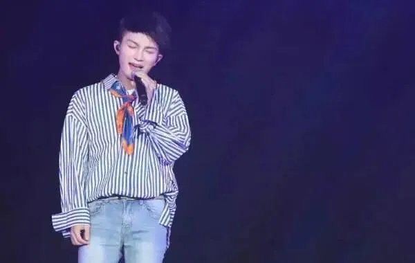 周深在卡布时期唱的《光》就已经具有很高技巧性了，这样的音域是天生的吗？