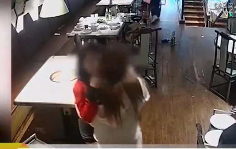 两女子喝酒怕对方溜走用铁链锁一起 傻得让人哭笑不得