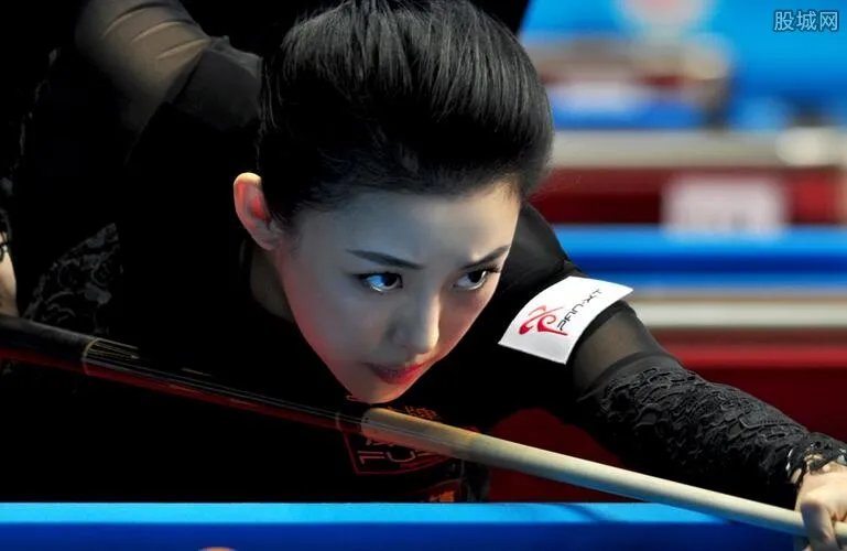 潘晓婷胸碰到球 被裁判谢郁萱指出是犯规