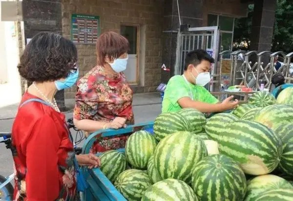 大妈在塑料袋里戴口罩买菜,可以防病毒吗?