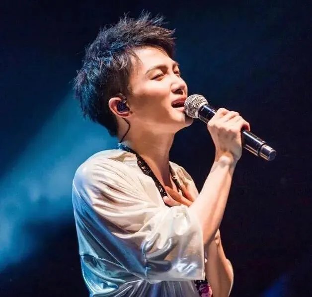 周深在卡布时期唱的《光》就已经具有很高技巧性了，这样的音域是天生的吗？