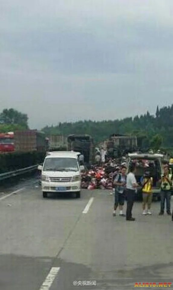 湖南发生严重车祸 货车大巴相撞爆炸仅4人逃出